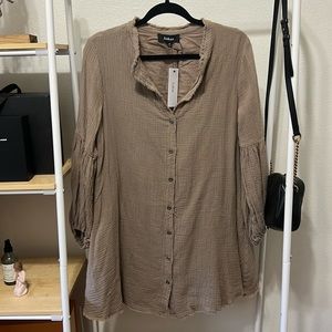 long sleeve button up dress looks so cute with boots and leather jacket